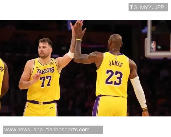 詹姆斯称赞东契奇为顶级四分卫自认外接手角色轻松自如